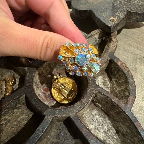 Vintage gold tone Aurora Borealis adjustable size ring - Picture 7 of 15